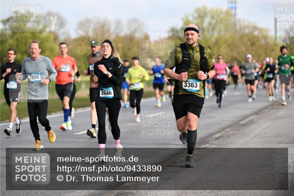 12.04.2026 - 45. Internationalen Wilhelmsburger Insellauf Dr. Thomas Lammeyer http://msf.ph/oto/9433890 12.04.2026 09:19:32 Laufen 3741, 2855, 2646, 3363 meine-sportfotos.de