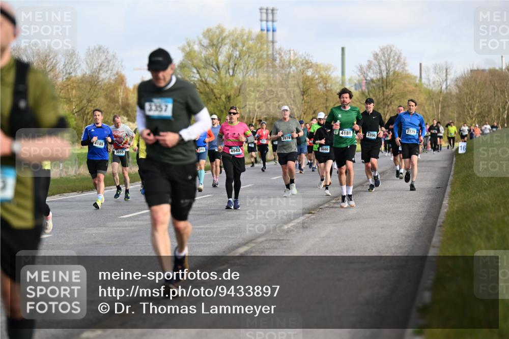 12.04.2026 - 45. Internationalen Wilhelmsburger Insellauf Dr. Thomas Lammeyer http://msf.ph/oto/9433897 12.04.2026 09:19:33 Laufen 3357, 4185, 3978, 3855, 598, 4943, 3680, 4181, 2206, 2179 meine-sportfotos.de