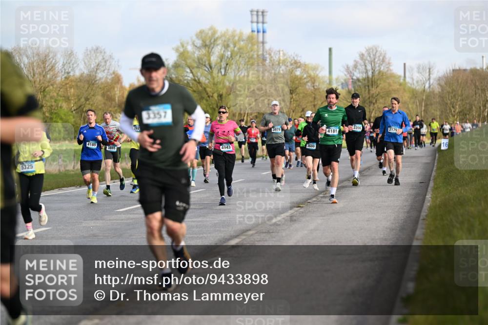 12.04.2026 - 45. Internationalen Wilhelmsburger Insellauf Dr. Thomas Lammeyer http://msf.ph/oto/9433898 12.04.2026 09:19:33 Laufen 5325, 4185, 3855, 292, 3357, 4943, 3978, 3680, 2206, 4181, 2179, 16 meine-sportfotos.de