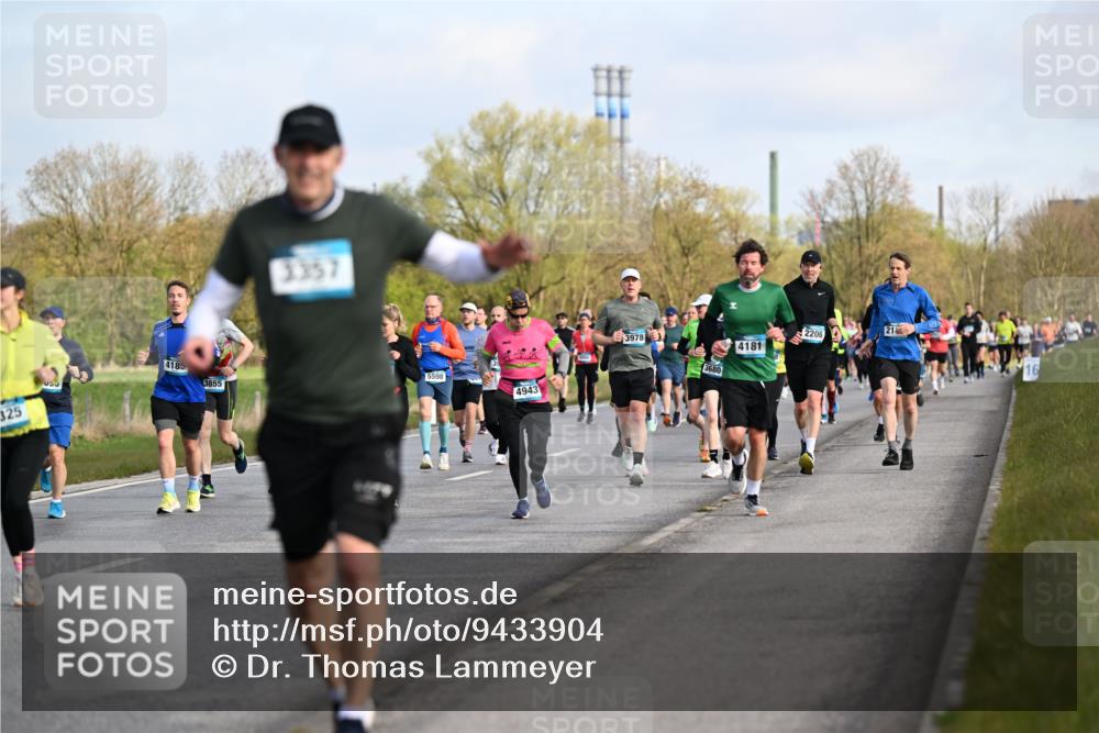 12.04.2026 - 45. Internationalen Wilhelmsburger Insellauf Dr. Thomas Lammeyer http://msf.ph/oto/9433904 12.04.2026 09:19:34 Laufen 325, 4185, 3357, 3855, 5598, 4943, 3978, 3680, 4181, 2206, 21 meine-sportfotos.de