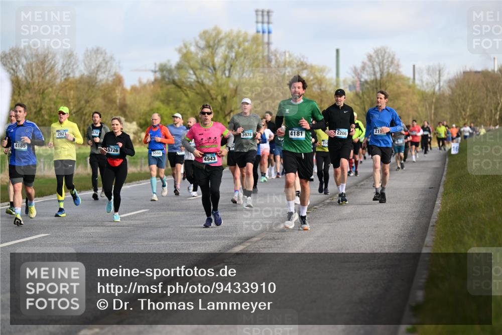 12.04.2026 - 45. Internationalen Wilhelmsburger Insellauf Dr. Thomas Lammeyer http://msf.ph/oto/9433910 12.04.2026 09:19:36 Laufen 4185, 2921, 574, 5726, 5598, 4943, 3978, 4181, 2206, 21 meine-sportfotos.de