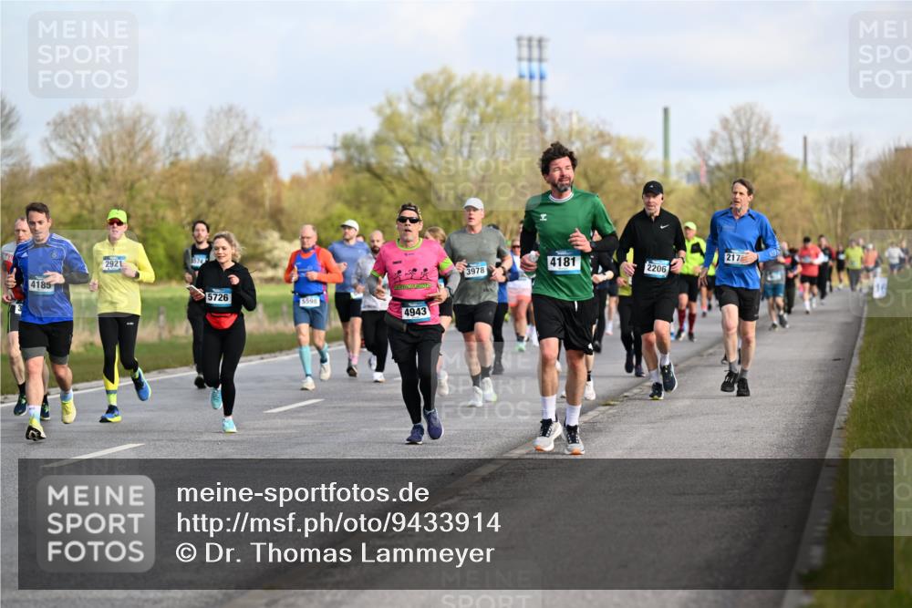 12.04.2026 - 45. Internationalen Wilhelmsburger Insellauf Dr. Thomas Lammeyer http://msf.ph/oto/9433914 12.04.2026 09:19:36 Laufen 4185, 2921, 5874, 3978, 4181, 2206, 5726, 5598, 4943, 217 meine-sportfotos.de