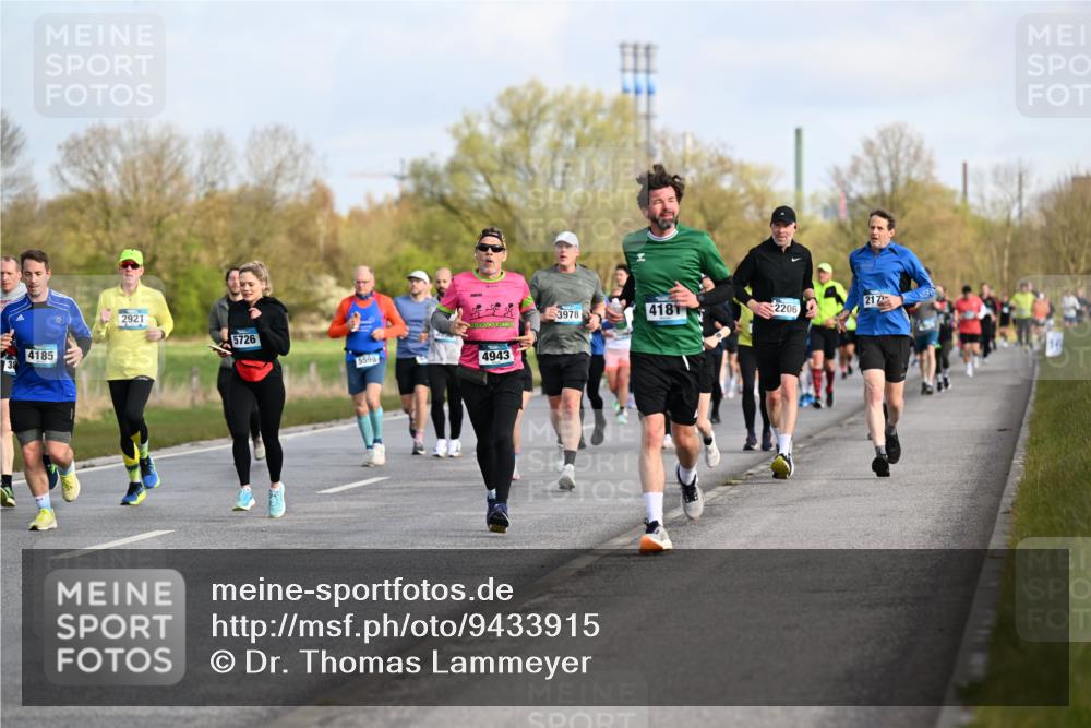 12.04.2026 - 45. Internationalen Wilhelmsburger Insellauf Dr. Thomas Lammeyer http://msf.ph/oto/9433915 12.04.2026 09:19:37 Laufen 4185, 2921, 5726, 3978, 4181, 5598, 4943, 2206, 217 meine-sportfotos.de