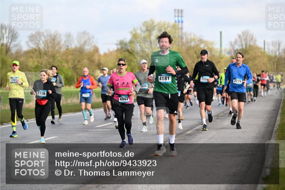 12.04.2026 - 45. Internationalen Wilhelmsburger Insellauf Dr. Thomas Lammeyer http://msf.ph/oto/9433923 12.04.2026 09:19:38 Laufen 292, 4181, 2206, 3978, 5726, 5598, 4943, 2179 meine-sportfotos.de