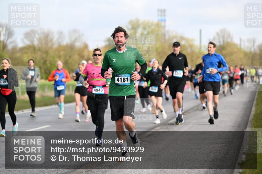 12.04.2026 - 45. Internationalen Wilhelmsburger Insellauf Dr. Thomas Lammeyer http://msf.ph/oto/9433929 12.04.2026 09:19:39 Laufen 726, 4943, 4181 meine-sportfotos.de