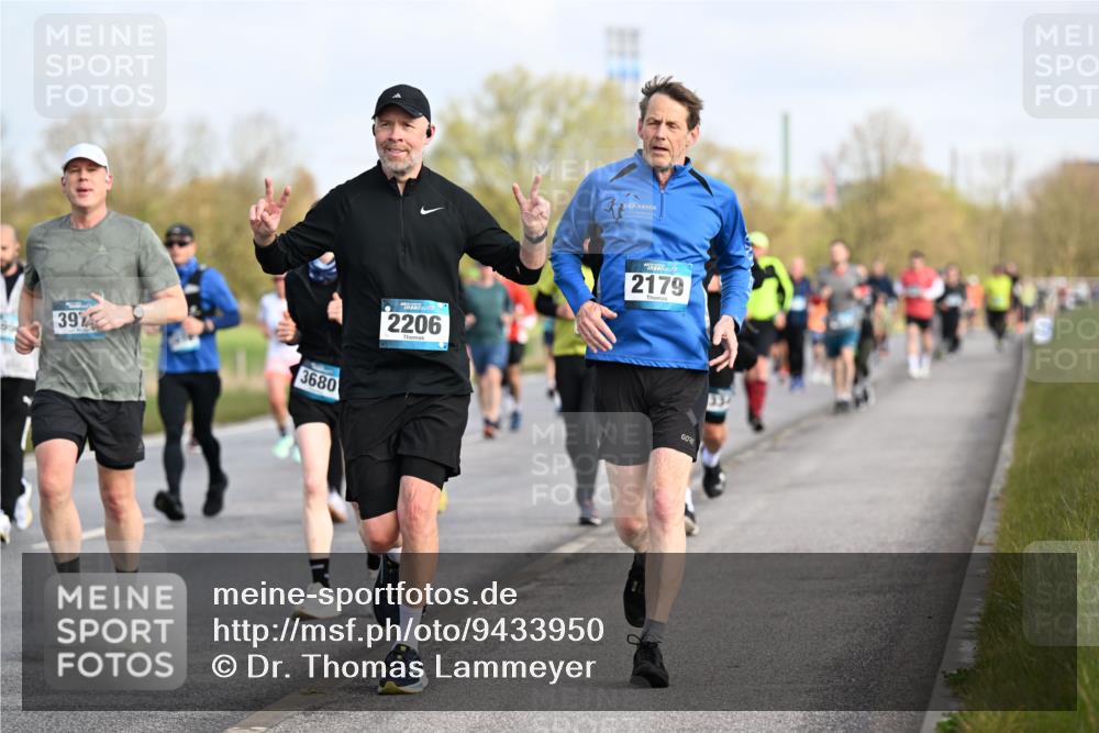 12.04.2026 - 45. Internationalen Wilhelmsburger Insellauf Dr. Thomas Lammeyer http://msf.ph/oto/9433950 12.04.2026 09:19:42 Laufen 392, 3680, 2206, 2179 meine-sportfotos.de