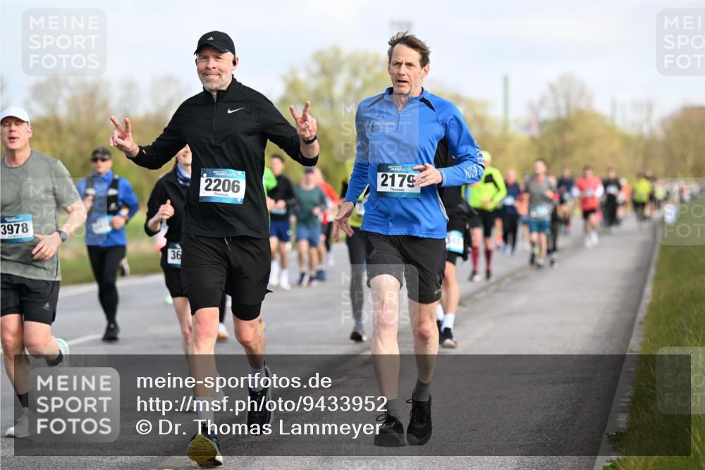 12.04.2026 - 45. Internationalen Wilhelmsburger Insellauf Dr. Thomas Lammeyer http://msf.ph/oto/9433952 12.04.2026 09:19:42 Laufen 3978, 36, 2206, 2179, 345 meine-sportfotos.de