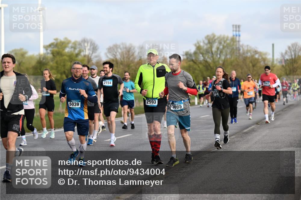 12.04.2026 - 45. Internationalen Wilhelmsburger Insellauf Dr. Thomas Lammeyer http://msf.ph/oto/9434004 12.04.2026 09:19:52 Laufen 92, 5766, 2154, 5039, 2593, 3695, 269, 5563 meine-sportfotos.de