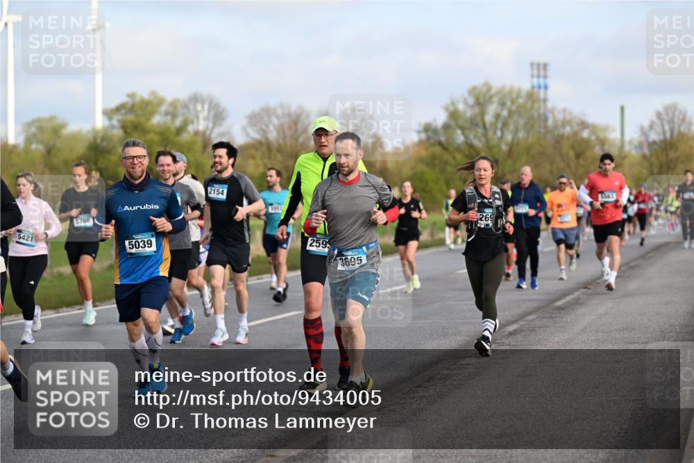 12.04.2026 - 45. Internationalen Wilhelmsburger Insellauf Dr. Thomas Lammeyer http://msf.ph/oto/9434005 12.04.2026 09:19:52 Laufen 5421, 2154, 5766, 5039, 259, 3695, 269, 5563 meine-sportfotos.de