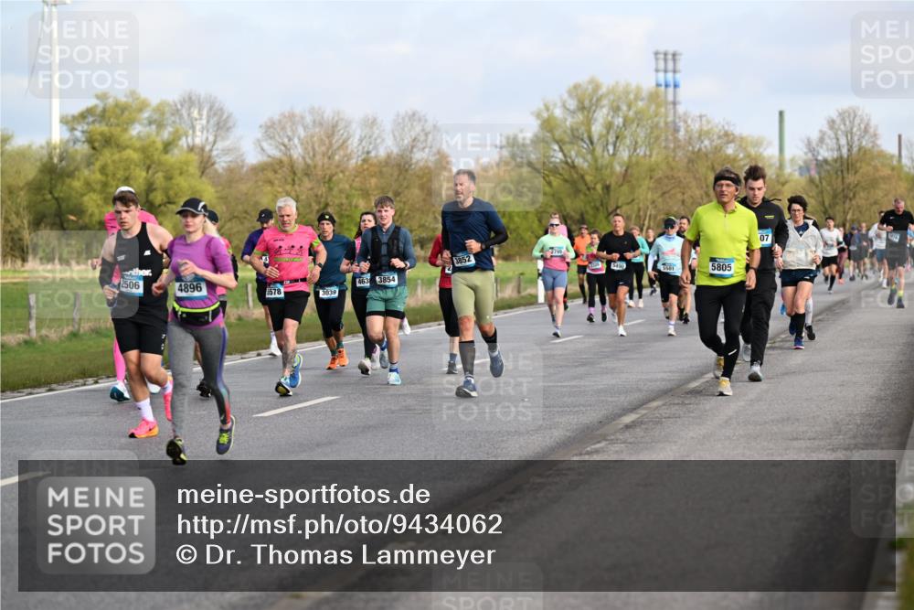 12.04.2026 - 45. Internationalen Wilhelmsburger Insellauf Dr. Thomas Lammeyer http://msf.ph/oto/9434062 12.04.2026 09:20:02 Laufen 2795, 3852, 5490, 5501, 5805, 2506, 463, 3854, 4896, 5578, 3039, 07 meine-sportfotos.de