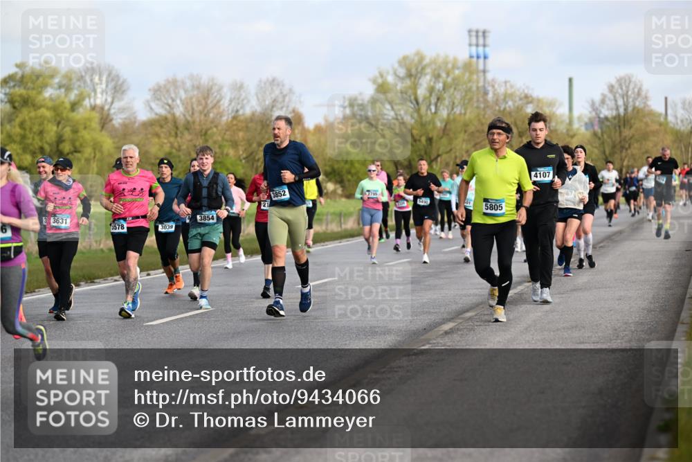 12.04.2026 - 45. Internationalen Wilhelmsburger Insellauf Dr. Thomas Lammeyer http://msf.ph/oto/9434066 12.04.2026 09:20:03 Laufen 3852, 2795, 21, 5490, 01, 3, 3631, 5805, 43854, 5578, 3039, 4107, 67 meine-sportfotos.de