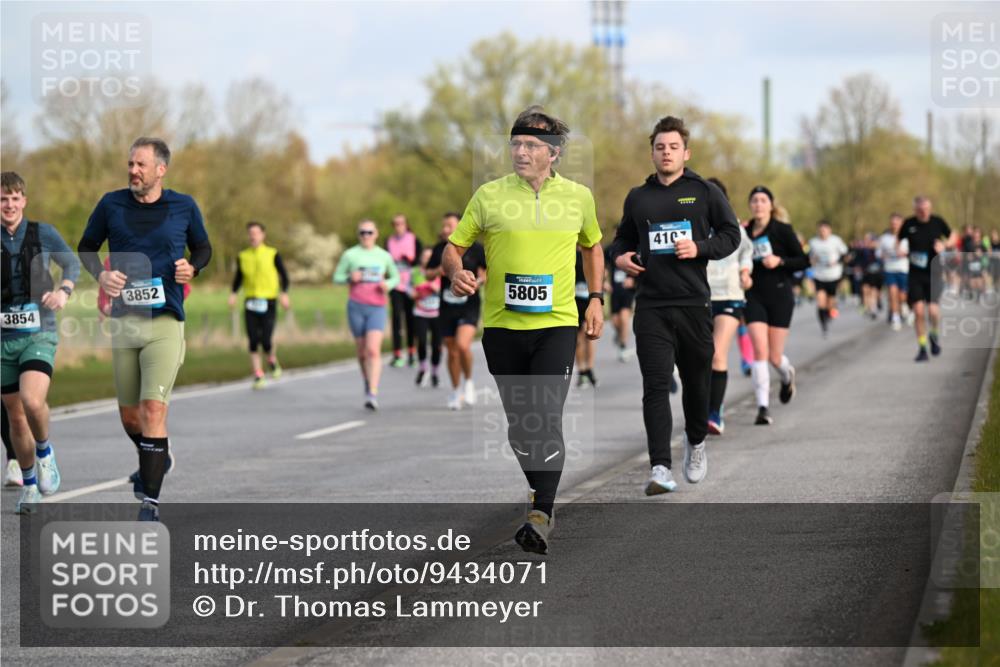 12.04.2026 - 45. Internationalen Wilhelmsburger Insellauf Dr. Thomas Lammeyer http://msf.ph/oto/9434071 12.04.2026 09:20:04 Laufen 3852, 3854, 5805, 410 meine-sportfotos.de