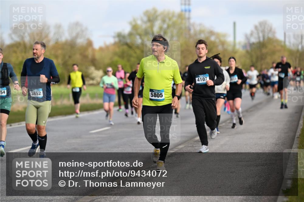 12.04.2026 - 45. Internationalen Wilhelmsburger Insellauf Dr. Thomas Lammeyer http://msf.ph/oto/9434072 12.04.2026 09:20:04 Laufen 54, 3852, 5805, 4107 meine-sportfotos.de