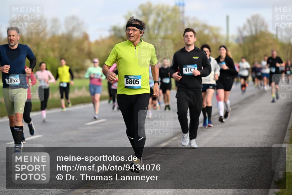 12.04.2026 - 45. Internationalen Wilhelmsburger Insellauf Dr. Thomas Lammeyer http://msf.ph/oto/9434076 12.04.2026 09:20:05 Laufen 3852, 5805, 4167 meine-sportfotos.de