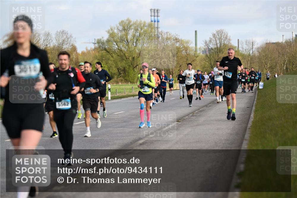 12.04.2026 - 45. Internationalen Wilhelmsburger Insellauf Dr. Thomas Lammeyer http://msf.ph/oto/9434111 12.04.2026 09:20:11 Laufen 3010, 5562, 249, 3118, 4331, 4130, 3878, 16 meine-sportfotos.de