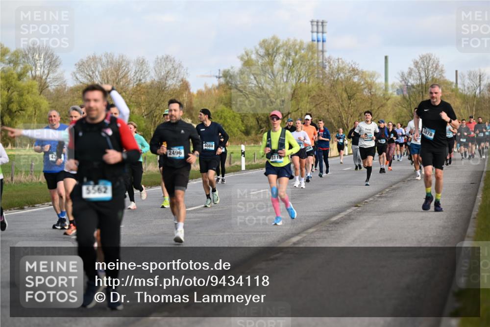 12.04.2026 - 45. Internationalen Wilhelmsburger Insellauf Dr. Thomas Lammeyer http://msf.ph/oto/9434118 12.04.2026 09:20:12 Laufen 5562, 2496, 4088, 331, 4030, 3878 meine-sportfotos.de