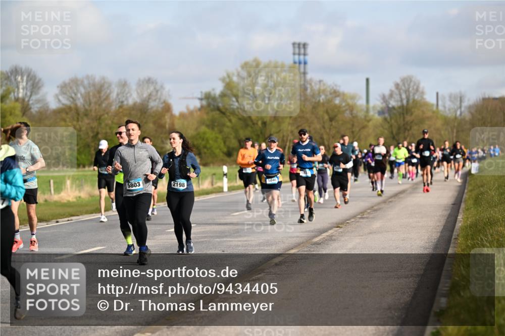 12.04.2026 - 45. Internationalen Wilhelmsburger Insellauf Dr. Thomas Lammeyer http://msf.ph/oto/9434405 12.04.2026 09:21:07 Laufen 5803, 2198, 5046 meine-sportfotos.de