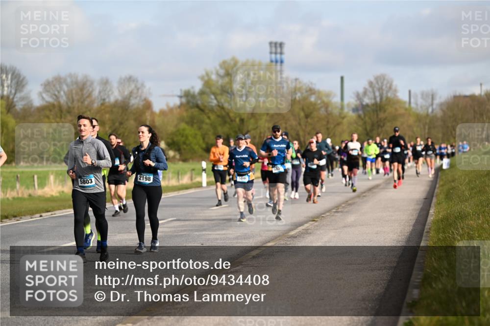 12.04.2026 - 45. Internationalen Wilhelmsburger Insellauf Dr. Thomas Lammeyer http://msf.ph/oto/9434408 12.04.2026 09:21:08 Laufen 5803, 2198, 5046 meine-sportfotos.de