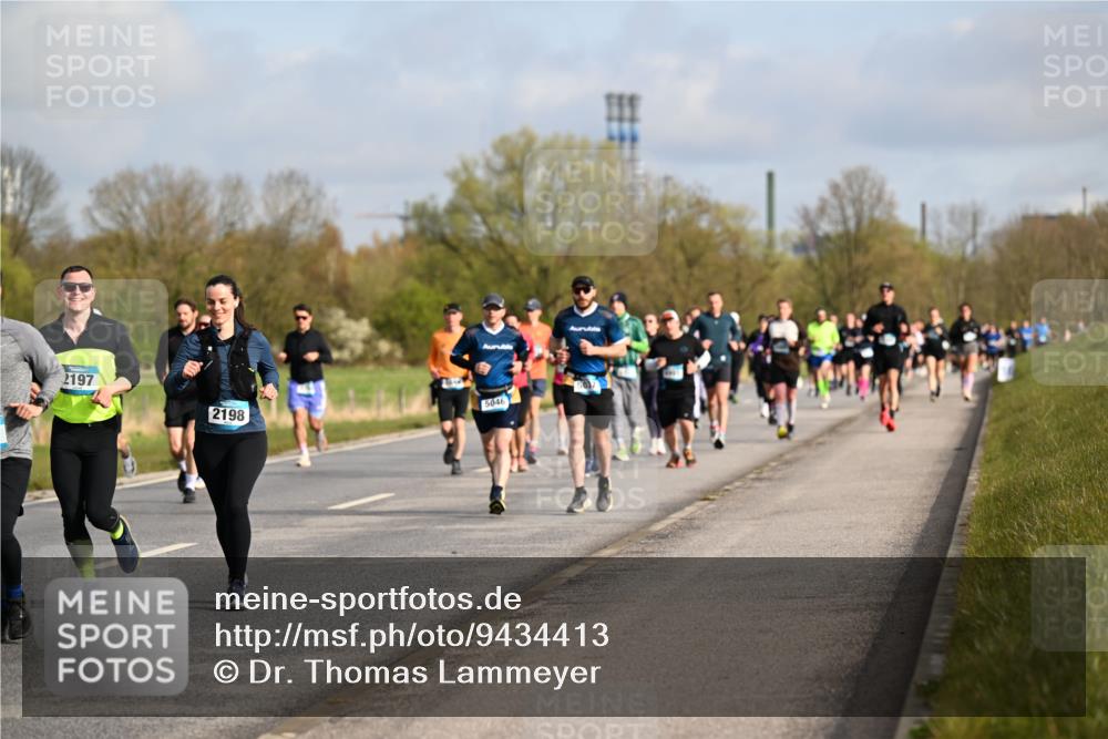 12.04.2026 - 45. Internationalen Wilhelmsburger Insellauf Dr. Thomas Lammeyer http://msf.ph/oto/9434413 12.04.2026 09:21:09 Laufen 2197, 2198, 5046 meine-sportfotos.de