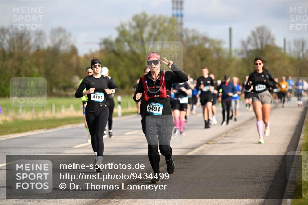12.04.2026 - 45. Internationalen Wilhelmsburger Insellauf Dr. Thomas Lammeyer http://msf.ph/oto/9434499 12.04.2026 09:21:25 Laufen 449, 4101, 5491 meine-sportfotos.de