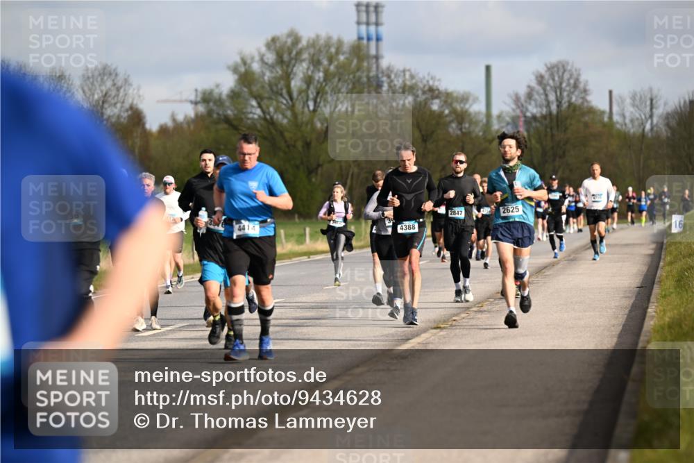 12.04.2026 - 45. Internationalen Wilhelmsburger Insellauf Dr. Thomas Lammeyer http://msf.ph/oto/9434628 12.04.2026 09:21:50 Laufen 2847, 4414, 4388, 2625, 4710, 16 meine-sportfotos.de