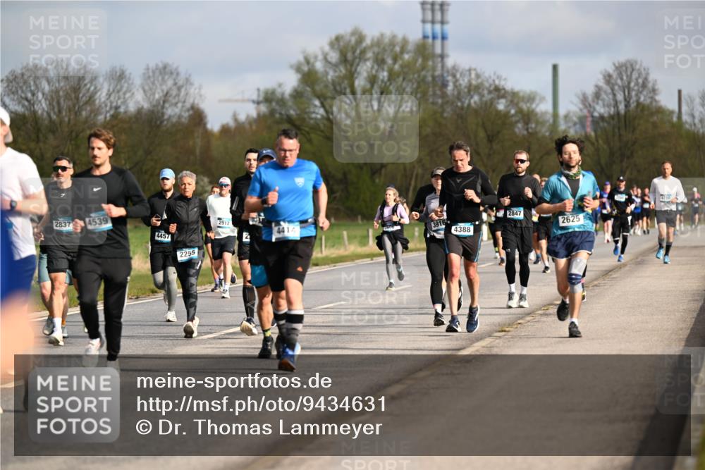 12.04.2026 - 45. Internationalen Wilhelmsburger Insellauf Dr. Thomas Lammeyer http://msf.ph/oto/9434631 12.04.2026 09:21:51 Laufen 2837, 4539, 4457, 2255, 2912, 4414, 3916, 4388, 2847, 4710, 2625 meine-sportfotos.de