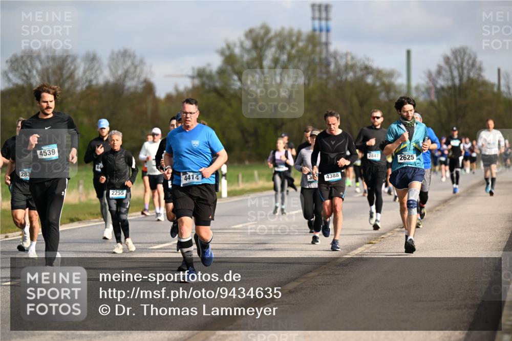 12.04.2026 - 45. Internationalen Wilhelmsburger Insellauf Dr. Thomas Lammeyer http://msf.ph/oto/9434635 12.04.2026 09:21:51 Laufen 283, 4539, 4414, 3, 2255, 4388, 2847, 2625 meine-sportfotos.de