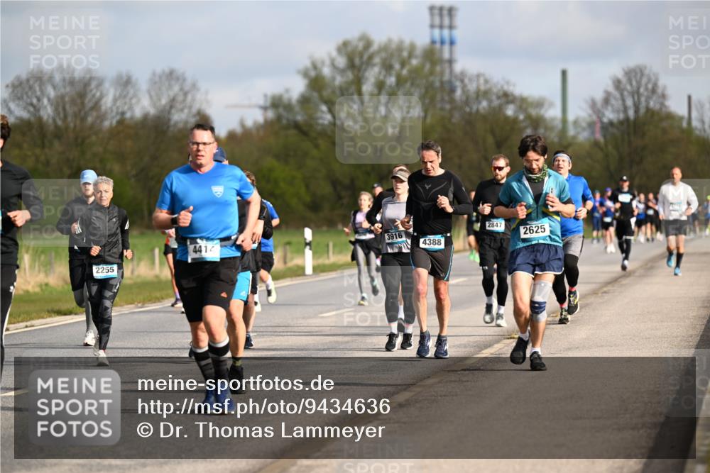 12.04.2026 - 45. Internationalen Wilhelmsburger Insellauf Dr. Thomas Lammeyer http://msf.ph/oto/9434636 12.04.2026 09:21:52 Laufen 4414, 3916, 2255, 4388, 2847, 2625 meine-sportfotos.de