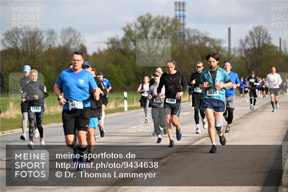 12.04.2026 - 45. Internationalen Wilhelmsburger Insellauf Dr. Thomas Lammeyer http://msf.ph/oto/9434638 12.04.2026 09:21:53 Laufen 3916, 4414, 2255, 4388, 2847, 2625 meine-sportfotos.de
