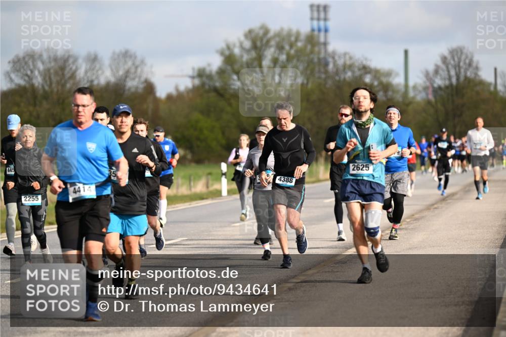12.04.2026 - 45. Internationalen Wilhelmsburger Insellauf Dr. Thomas Lammeyer http://msf.ph/oto/9434641 12.04.2026 09:21:53 Laufen 445, 2255, 4414, 4388, 2625 meine-sportfotos.de