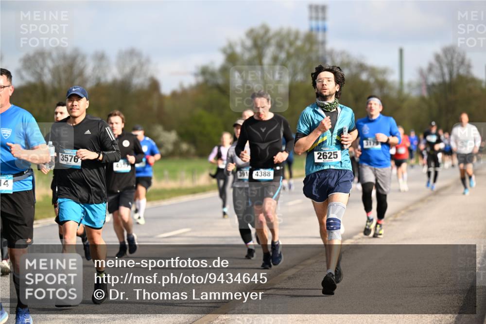 12.04.2026 - 45. Internationalen Wilhelmsburger Insellauf Dr. Thomas Lammeyer http://msf.ph/oto/9434645 12.04.2026 09:21:54 Laufen 14, 3576, 391, 4388, 2625 meine-sportfotos.de