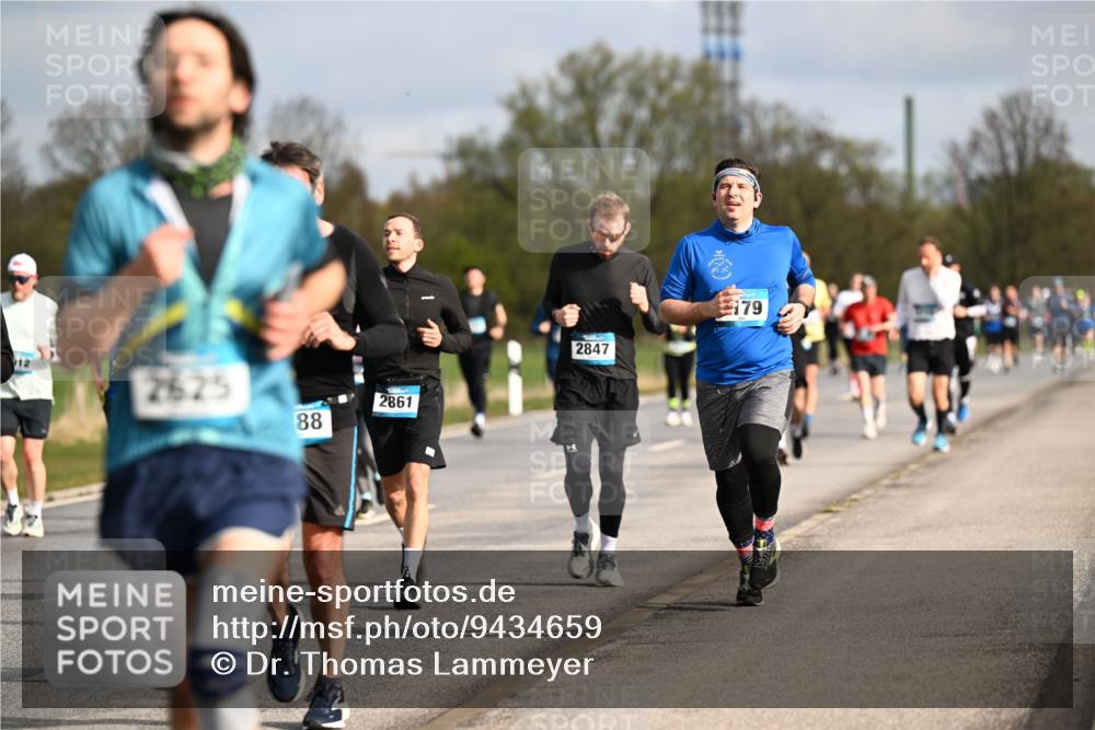 12.04.2026 - 45. Internationalen Wilhelmsburger Insellauf Dr. Thomas Lammeyer http://msf.ph/oto/9434659 12.04.2026 09:21:57 Laufen 2825, 88, 2861, 2847, 179 meine-sportfotos.de