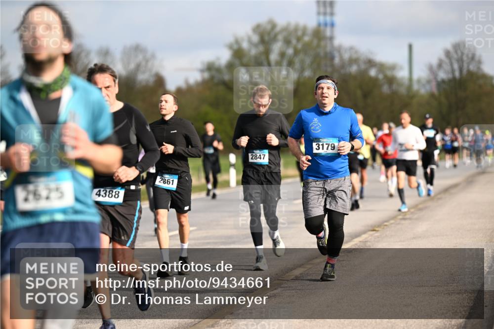 12.04.2026 - 45. Internationalen Wilhelmsburger Insellauf Dr. Thomas Lammeyer http://msf.ph/oto/9434661 12.04.2026 09:21:57 Laufen 2625, 4388, 2861, 2847, 3179 meine-sportfotos.de