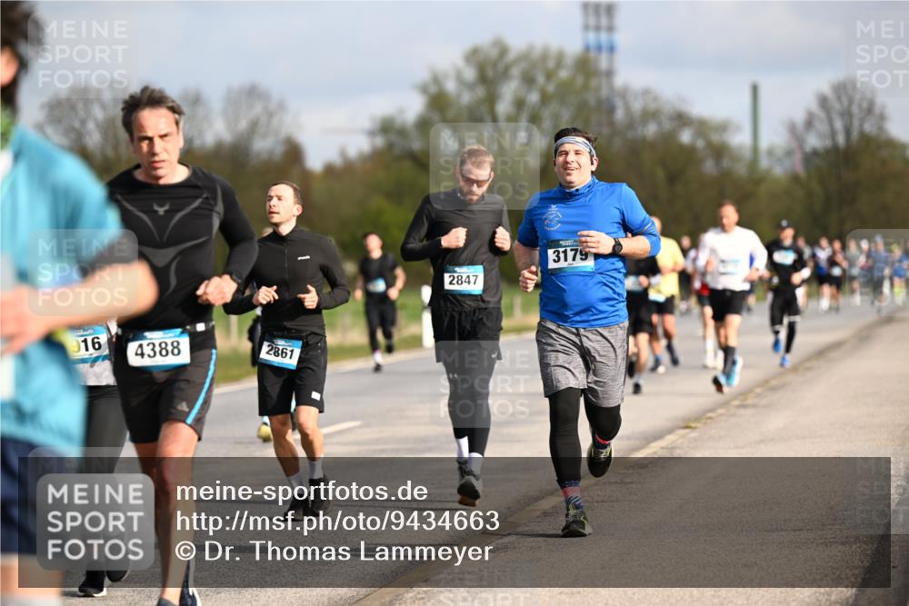 12.04.2026 - 45. Internationalen Wilhelmsburger Insellauf Dr. Thomas Lammeyer http://msf.ph/oto/9434663 12.04.2026 09:21:57 Laufen 916, 4388, 2861, 2847, 3179 meine-sportfotos.de