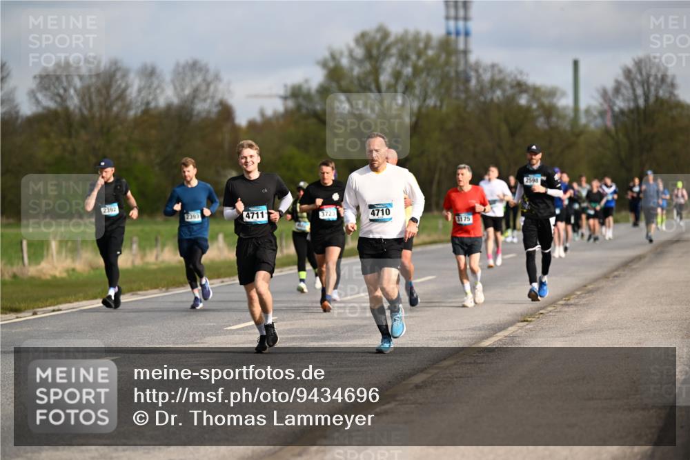 12.04.2026 - 45. Internationalen Wilhelmsburger Insellauf Dr. Thomas Lammeyer http://msf.ph/oto/9434696 12.04.2026 09:22:02 Laufen 2392, 2393, 4711, 3723, 4710, 3175, 2598 meine-sportfotos.de