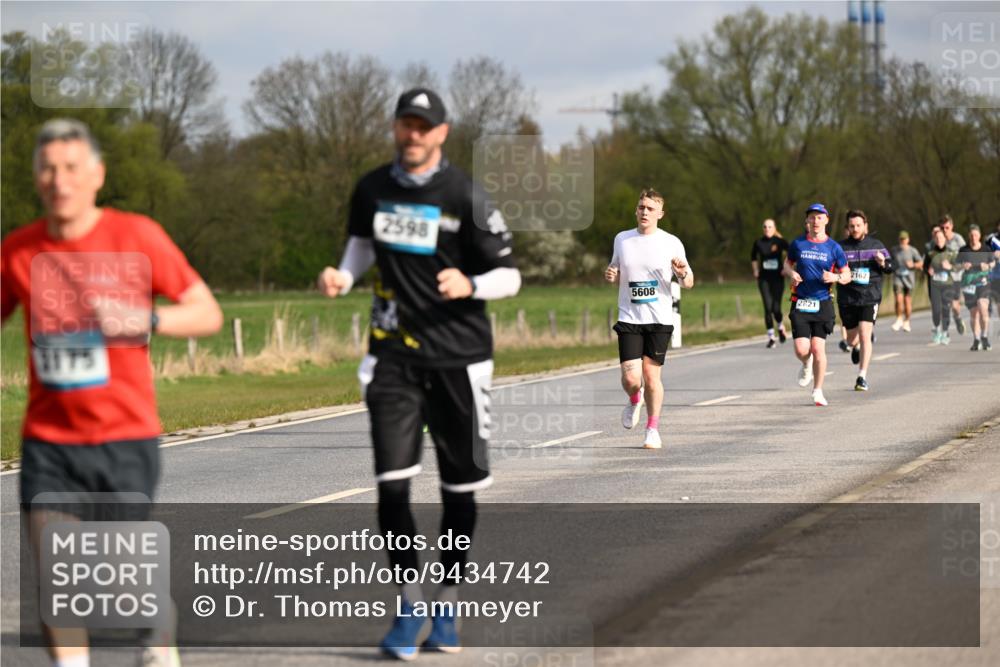 12.04.2026 - 45. Internationalen Wilhelmsburger Insellauf Dr. Thomas Lammeyer http://msf.ph/oto/9434742 12.04.2026 09:22:11 Laufen 1175, 2598, 5608, 2821, 2162 meine-sportfotos.de