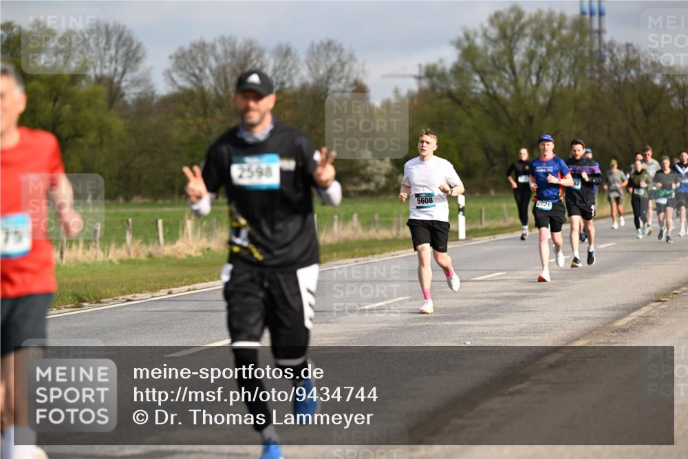 12.04.2026 - 45. Internationalen Wilhelmsburger Insellauf Dr. Thomas Lammeyer http://msf.ph/oto/9434744 12.04.2026 09:22:11 Laufen 75, 2598, 5608, 2821 meine-sportfotos.de
