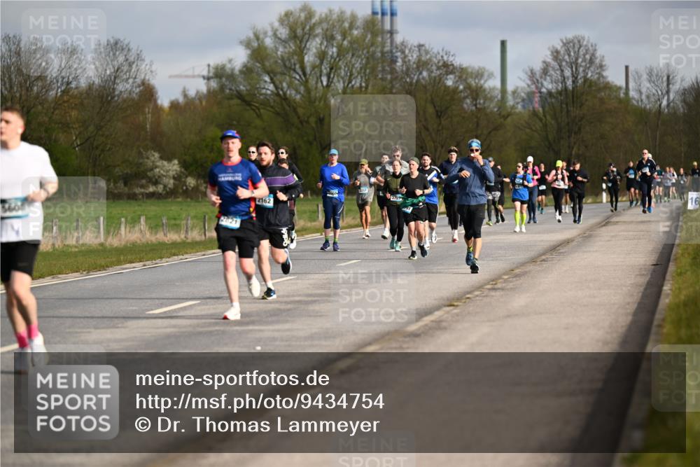 12.04.2026 - 45. Internationalen Wilhelmsburger Insellauf Dr. Thomas Lammeyer http://msf.ph/oto/9434754 12.04.2026 09:22:15 Laufen 5600, 2821, 2162, 3257, 372, 16 meine-sportfotos.de