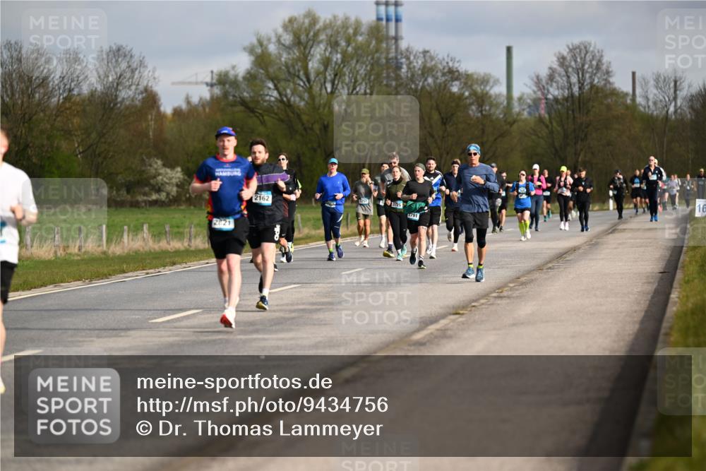 12.04.2026 - 45. Internationalen Wilhelmsburger Insellauf Dr. Thomas Lammeyer http://msf.ph/oto/9434756 12.04.2026 09:22:15 Laufen 2821, 2162, 3725, 2791, 16 meine-sportfotos.de