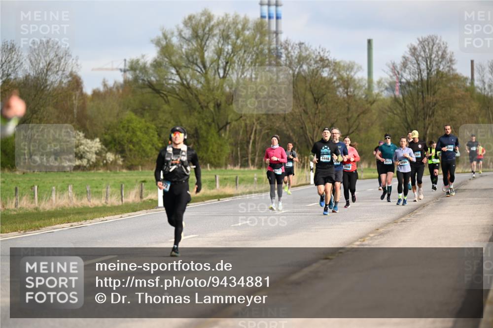 12.04.2026 - 45. Internationalen Wilhelmsburger Insellauf Dr. Thomas Lammeyer http://msf.ph/oto/9434881 12.04.2026 09:22:43 Laufen 2673, 4448, 2808, 368, 4499 meine-sportfotos.de