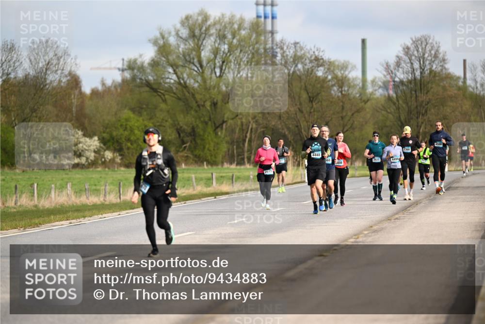12.04.2026 - 45. Internationalen Wilhelmsburger Insellauf Dr. Thomas Lammeyer http://msf.ph/oto/9434883 12.04.2026 09:22:44 Laufen 2673, 4448, 368, 3825, 4499, 808, 4500, 4500 meine-sportfotos.de
