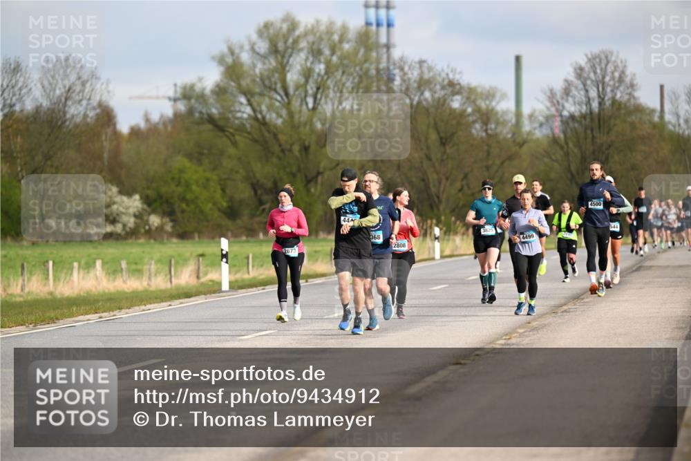 12.04.2026 - 45. Internationalen Wilhelmsburger Insellauf Dr. Thomas Lammeyer http://msf.ph/oto/9434912 12.04.2026 09:22:49 Laufen 2673, 44, 3825, 368, 2808, 4499, 4500, 544 meine-sportfotos.de