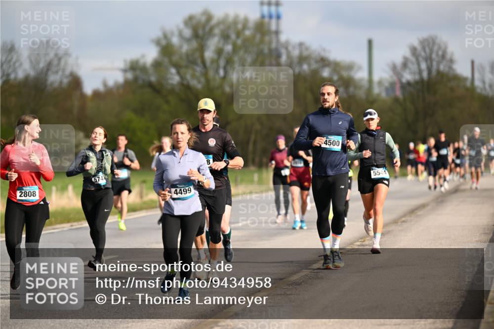12.04.2026 - 45. Internationalen Wilhelmsburger Insellauf Dr. Thomas Lammeyer http://msf.ph/oto/9434958 12.04.2026 09:22:57 Laufen 2808, 574, 4499, 4500, 5544 meine-sportfotos.de