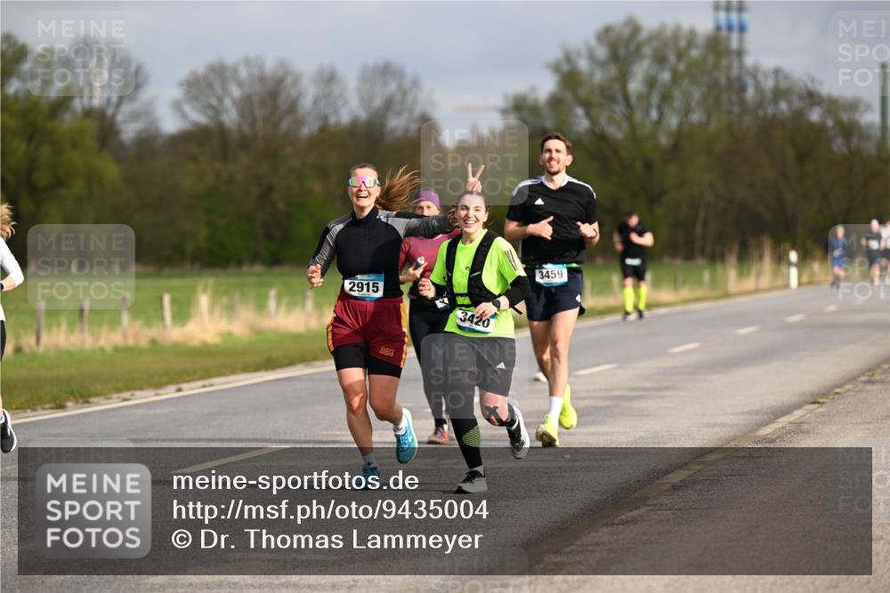 12.04.2026 - 45. Internationalen Wilhelmsburger Insellauf Dr. Thomas Lammeyer http://msf.ph/oto/9435004 12.04.2026 09:23:06 Laufen 2915, 3420, 3459 meine-sportfotos.de