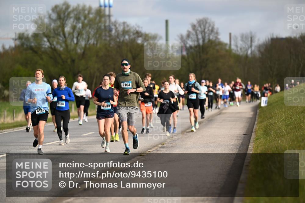 12.04.2026 - 45. Internationalen Wilhelmsburger Insellauf Dr. Thomas Lammeyer http://msf.ph/oto/9435100 12.04.2026 09:23:27 Laufen 2978, 4131, 4593, 2164, 7879, 3045, 16 meine-sportfotos.de