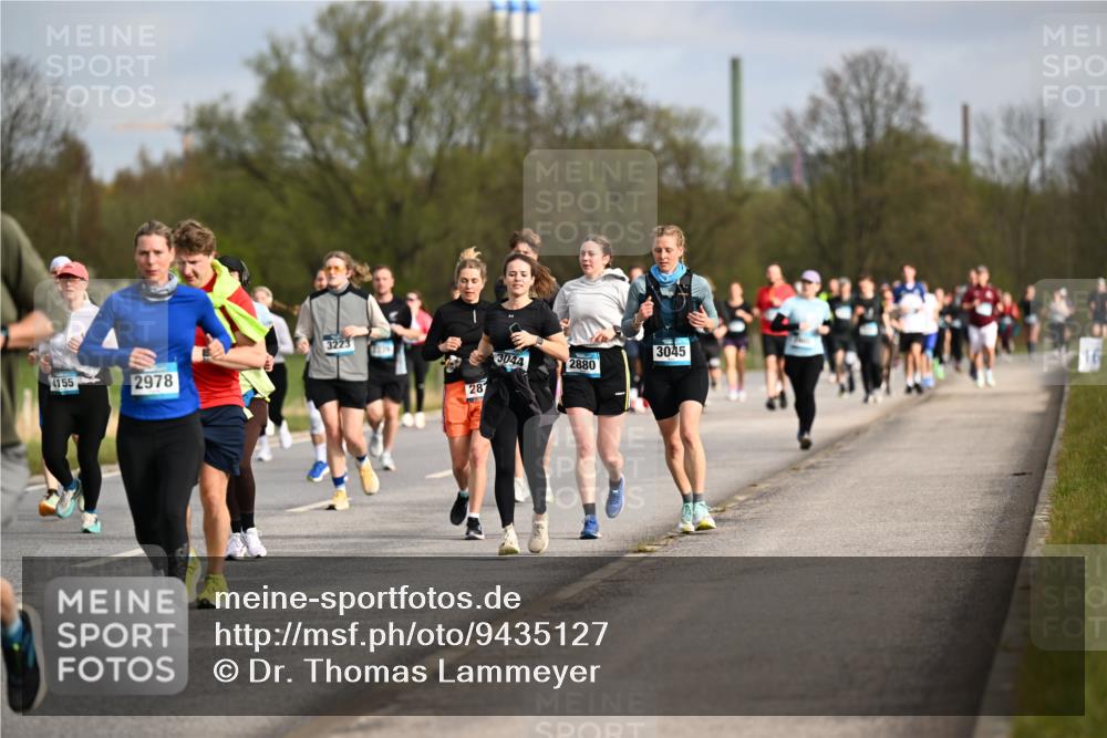12.04.2026 - 45. Internationalen Wilhelmsburger Insellauf Dr. Thomas Lammeyer http://msf.ph/oto/9435127 12.04.2026 09:23:32 Laufen 3223, 4155, 2978, 3045, 3044, 2880, 28, 16 meine-sportfotos.de