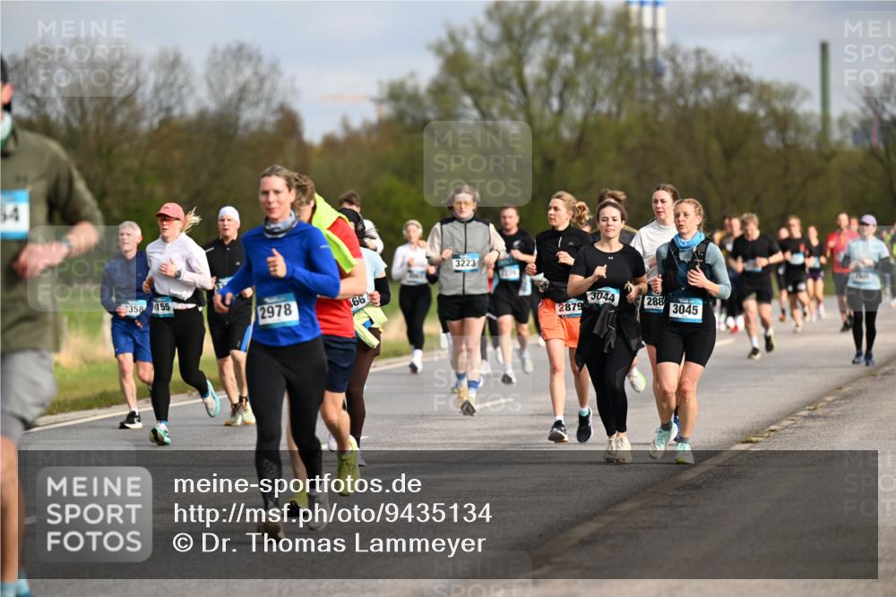12.04.2026 - 45. Internationalen Wilhelmsburger Insellauf Dr. Thomas Lammeyer http://msf.ph/oto/9435134 12.04.2026 09:23:33 Laufen 54, 3223, 358, 155, 2978, 166, 3044, 288, 2879, 3045 meine-sportfotos.de