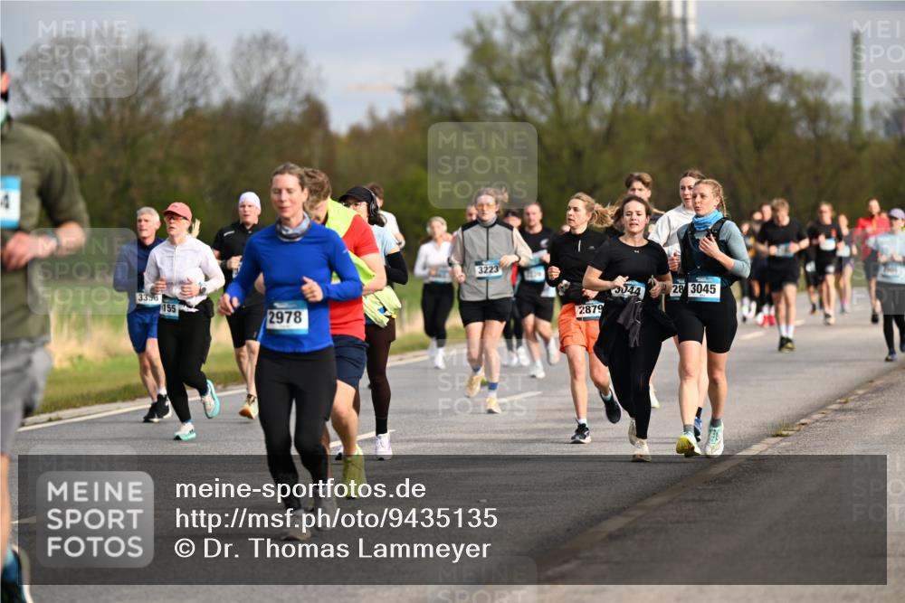 12.04.2026 - 45. Internationalen Wilhelmsburger Insellauf Dr. Thomas Lammeyer http://msf.ph/oto/9435135 12.04.2026 09:23:33 Laufen 4, 3358, 155, 2978, 3223, 2879, 3044, 28, 3045 meine-sportfotos.de