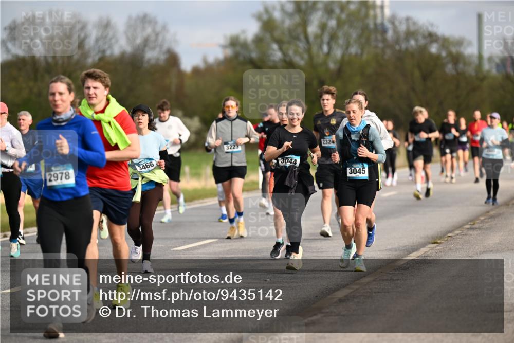 12.04.2026 - 45. Internationalen Wilhelmsburger Insellauf Dr. Thomas Lammeyer http://msf.ph/oto/9435142 12.04.2026 09:23:35 Laufen 3223, 2978, 3466, 3044, 2324, 3045 meine-sportfotos.de