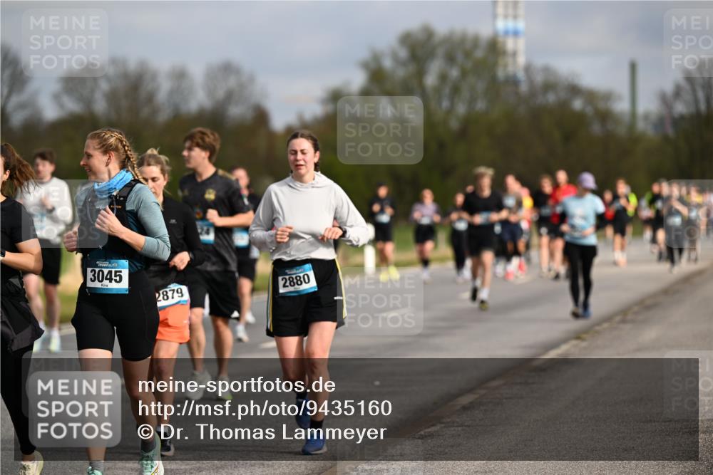 12.04.2026 - 45. Internationalen Wilhelmsburger Insellauf Dr. Thomas Lammeyer http://msf.ph/oto/9435160 12.04.2026 09:23:39 Laufen 3045, 2879, 2880 meine-sportfotos.de